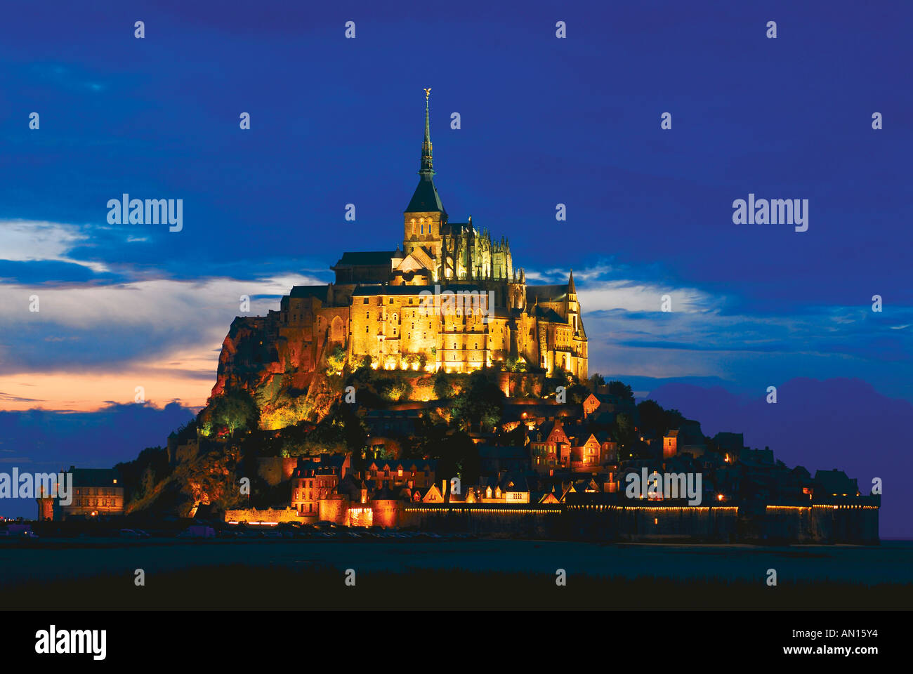 Le Mont Saint Michel de nuit, le Mont Saint-Michel, Normandie, France Banque D'Images