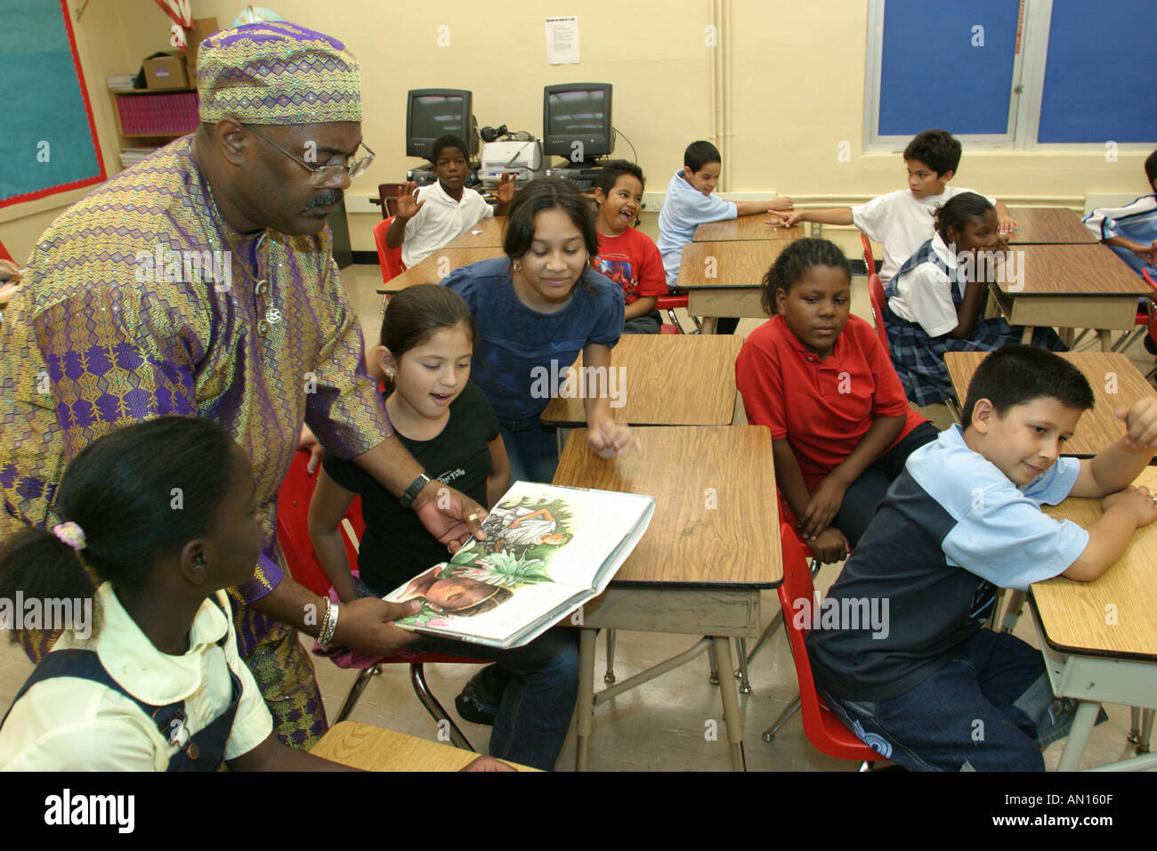 Miami Florida,Overtown,Frederick Douglass Elementary,enseignants,robe,tenue,costume littéraire,lecture,éducation,personnage fictif,lecture,Stud étudiant Banque D'Images