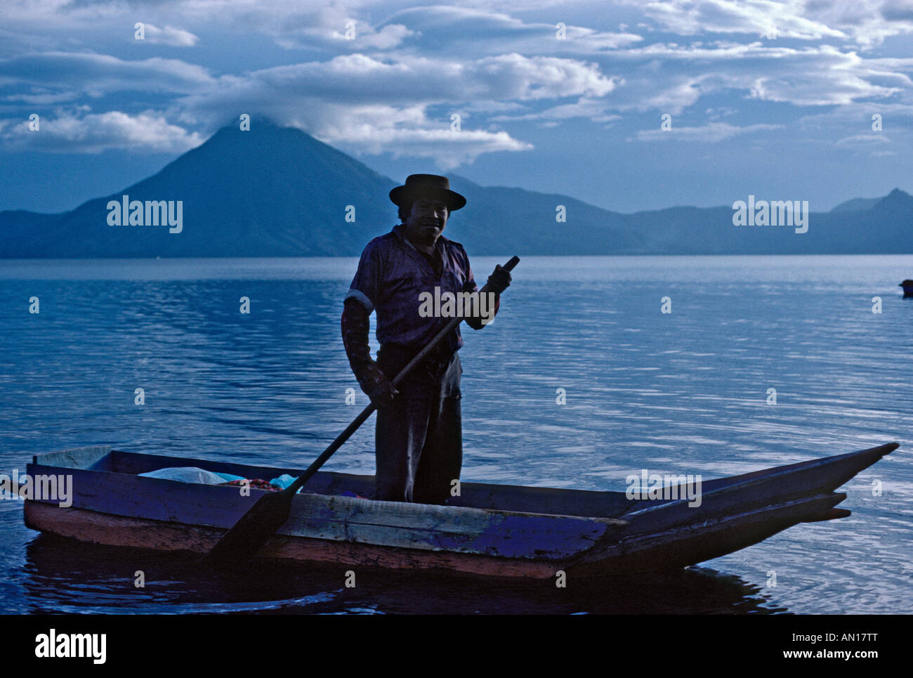 Homme guatémaltèque en bateau sur le lac Atitlan au Guatemala Banque D'Images