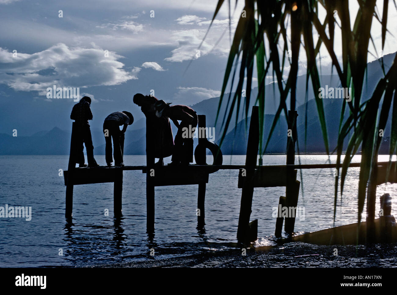 Les Guatémaltèques à partir d'un dock de pêche sur le lac Atitlan au Guatemala Banque D'Images