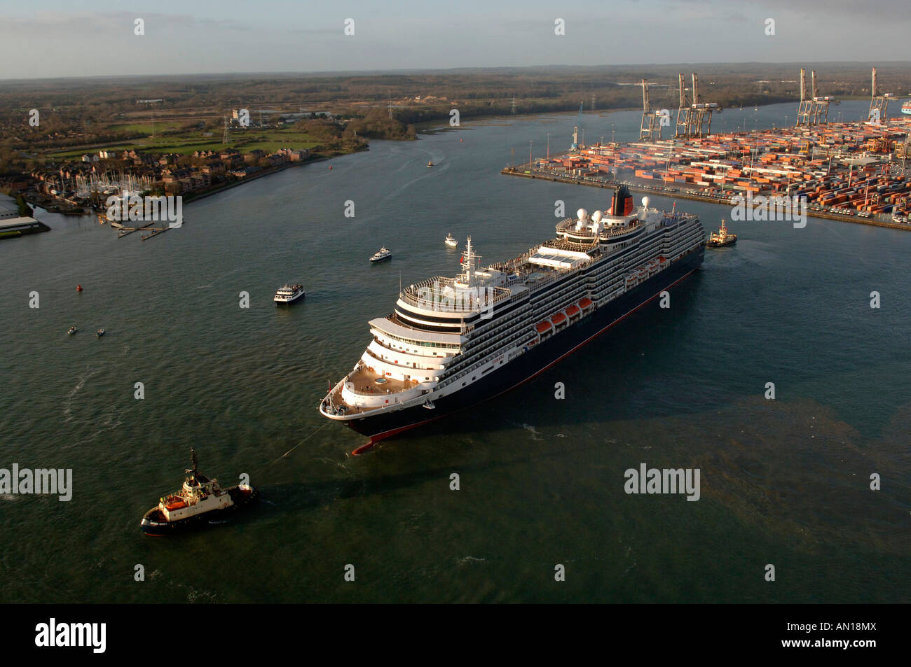 Ajout récent à Cunards flotte de paquebots luxueux la reine victoria entrant dans les eaux de Southampton au Royaume-Uni. Banque D'Images