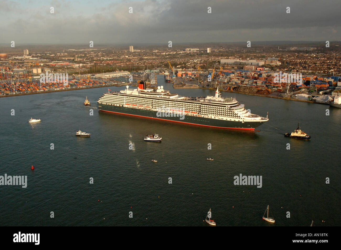 Ajout récent à Cunards flotte de paquebots luxueux la reine victoria entrant dans les eaux de Southampton au Royaume-Uni. Banque D'Images