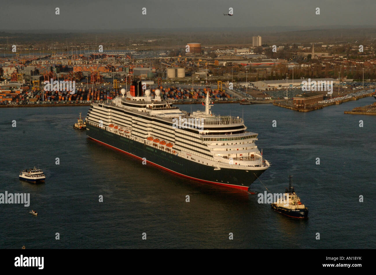 Ajout récent à Cunards flotte de paquebots luxueux la reine victoria entrant dans les eaux de Southampton au Royaume-Uni. Banque D'Images