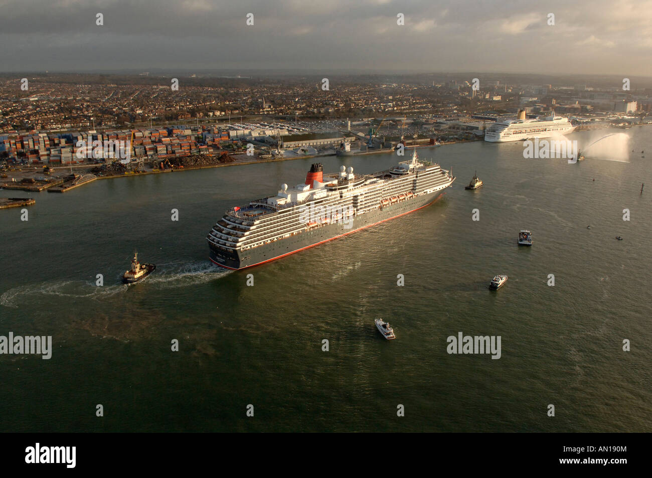 Ajout récent à Cunards flotte de paquebots luxueux la reine victoria entrant dans les eaux de Southampton au Royaume-Uni. Banque D'Images