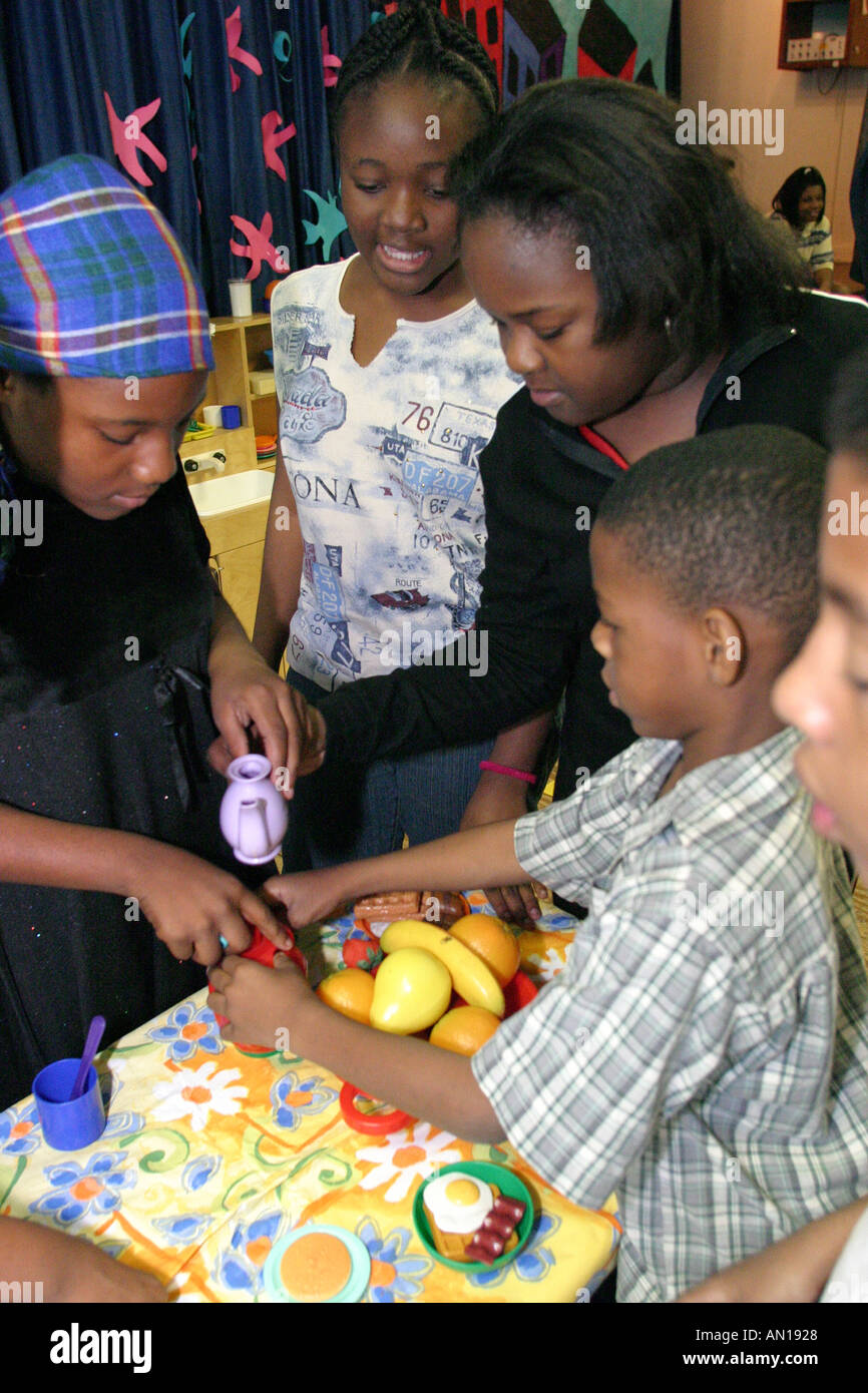 Miami Florida,Little Haiti,Edison Park Elementary School,campus,primaire,éducation,campus,jeu scolaire avec message anti drogue,éducation des étudiants Banque D'Images