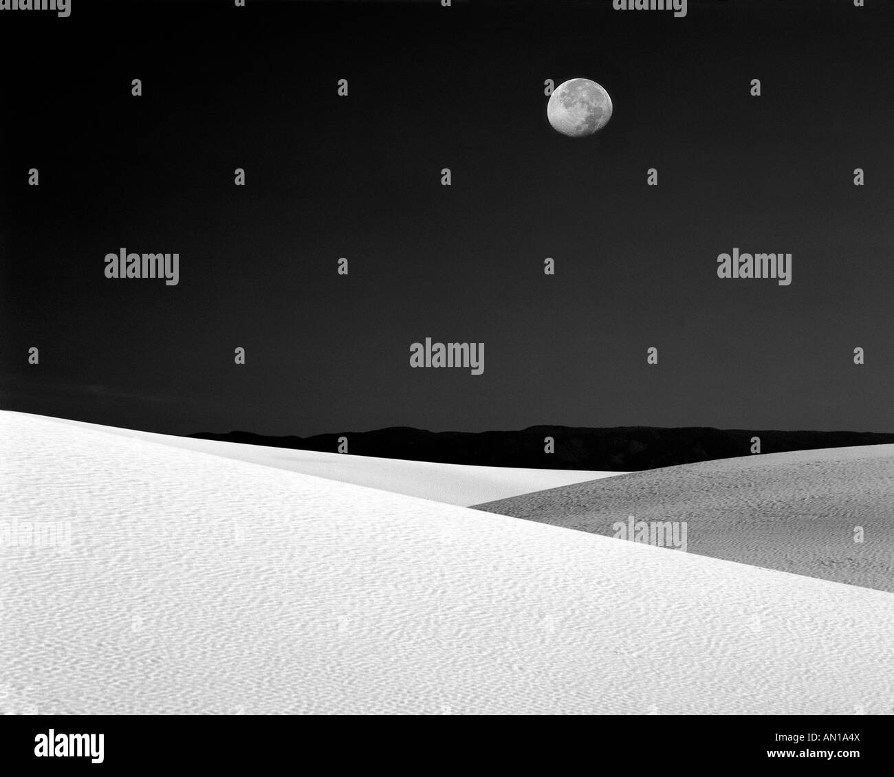USA, Nouveau Mexique, White Sands National Monument. Avec la nuit pleine lune sur le désert (noir et blanc). Banque D'Images