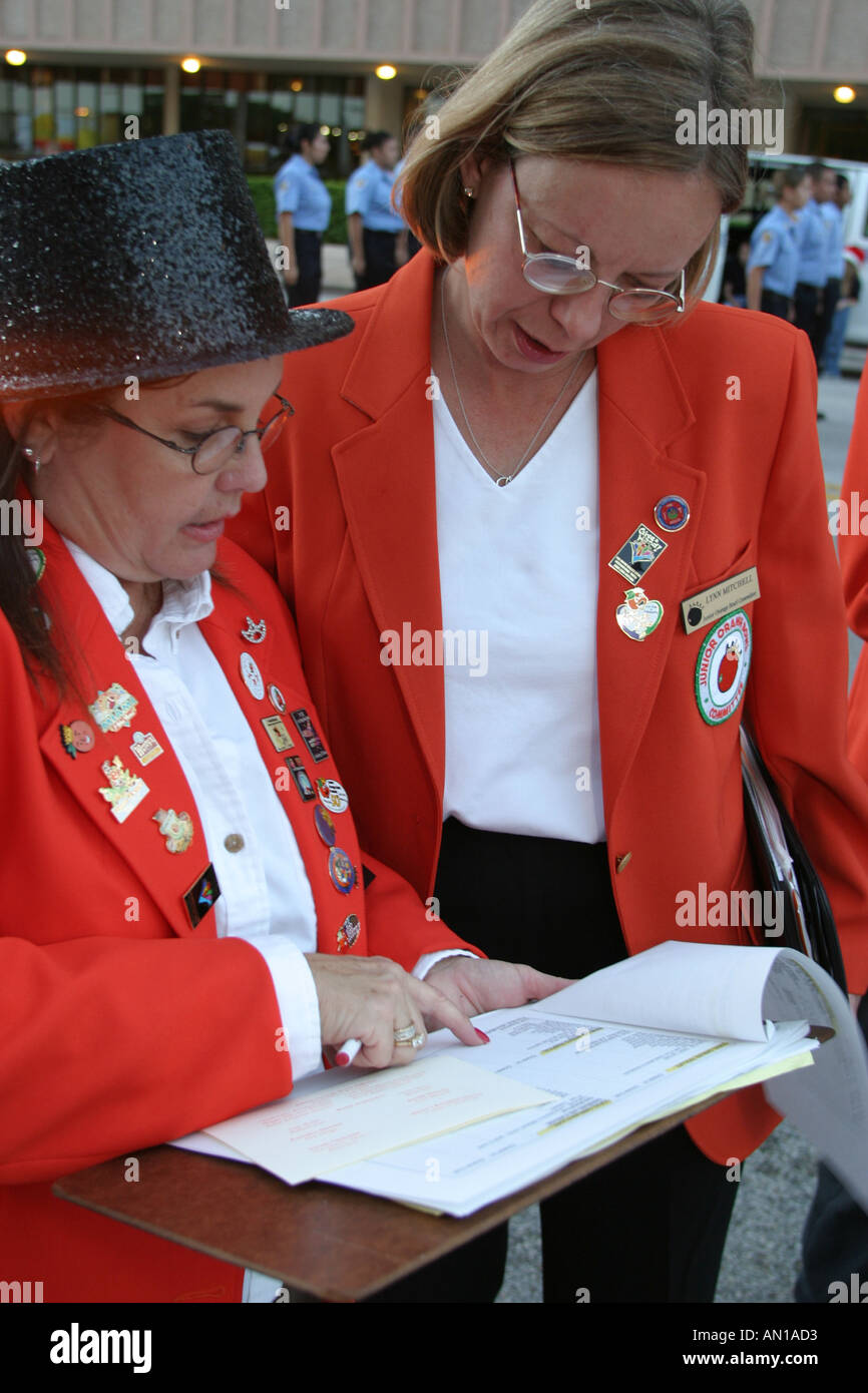 Miami Florida,Coral Gables,Junior Orange Bowl Parade,événement culturel,tradition,activité,marche,exercice,marche,reconnaissance,divertissement,performance Banque D'Images