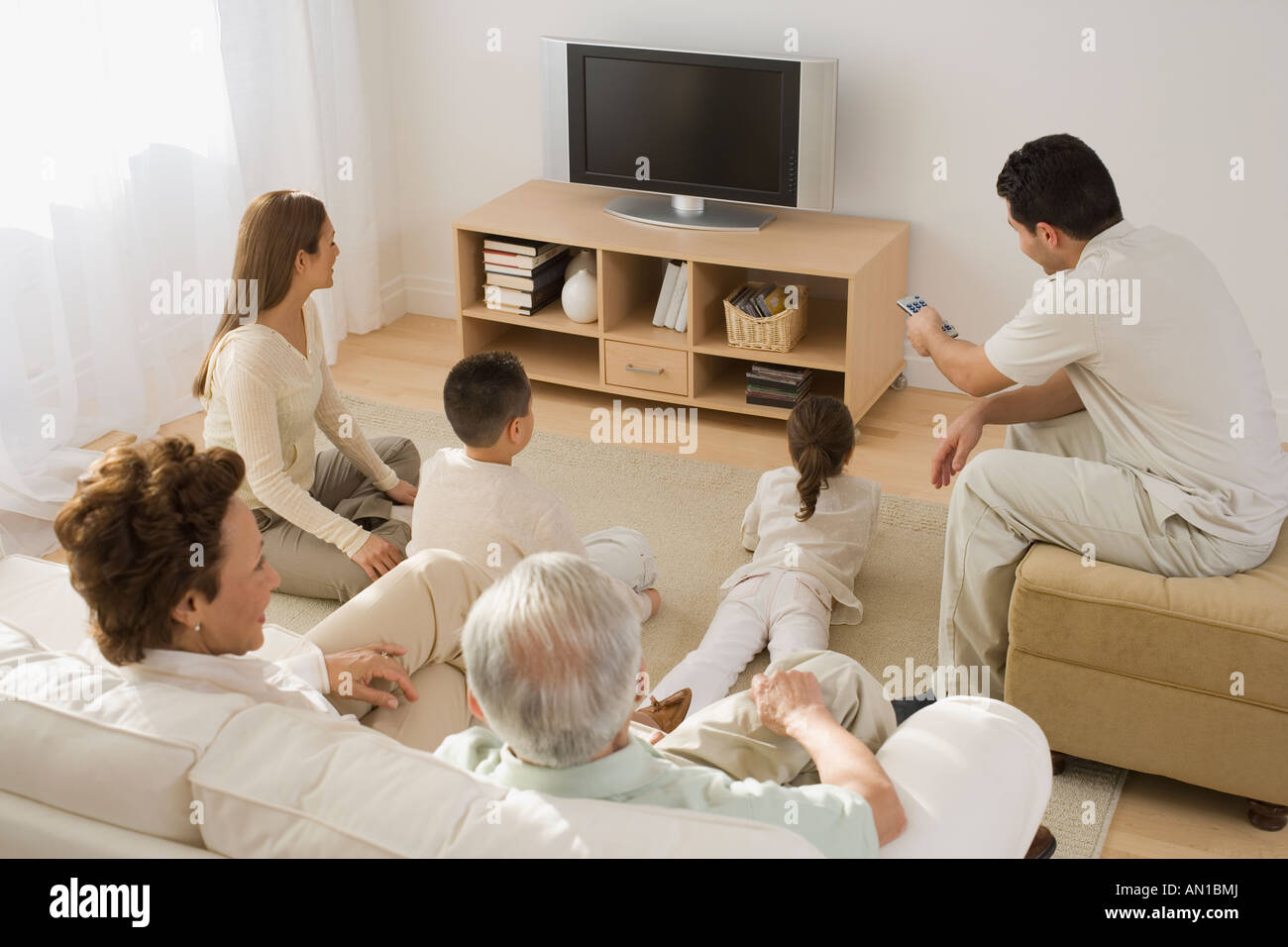 Multi-générations Hispanic family watching television Banque D'Images