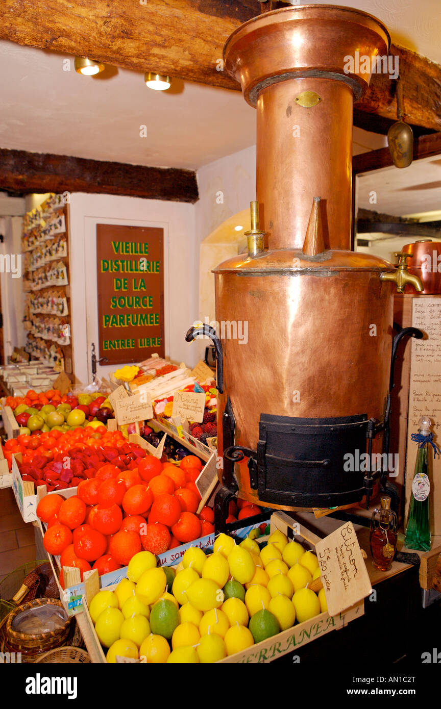 Des bougies à la vente (fait sur place) à la source Parfumee, vieille distillerie et atelier de fabrication de bougies dans le village de Gourdon Banque D'Images