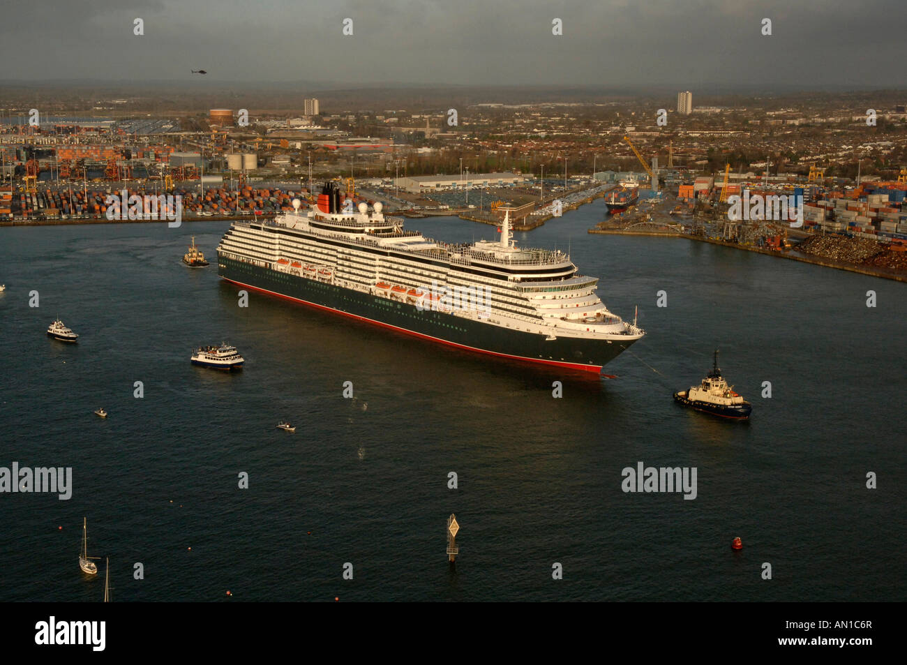 Ajout récent à Cunards flotte de paquebots luxueux la reine victoria entrant dans les eaux de Southampton au Royaume-Uni. Banque D'Images