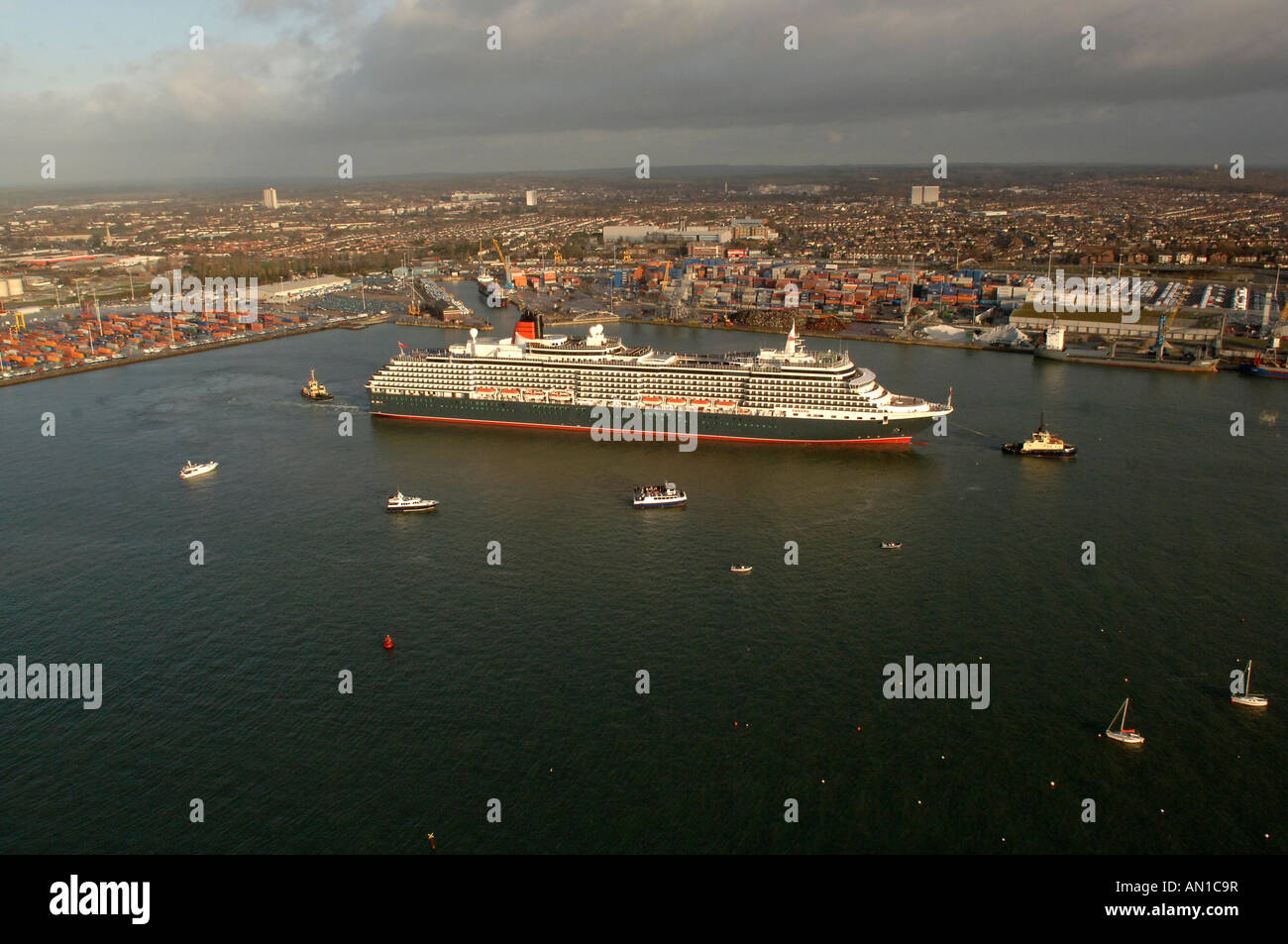 Ajout récent à Cunards flotte de paquebots luxueux la reine victoria entrant dans les eaux de Southampton au Royaume-Uni. Banque D'Images