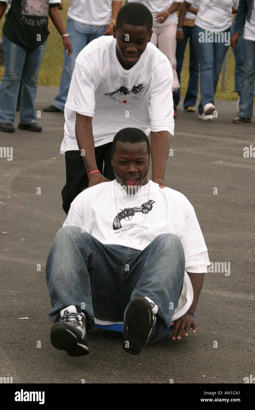 Miami Florida,non violence Project USA,apprendre apprend l'apprentissage,enseigner,étudiants éducation élève jeunesse,anti drogue anti violence,éducation,étude,non Banque D'Images