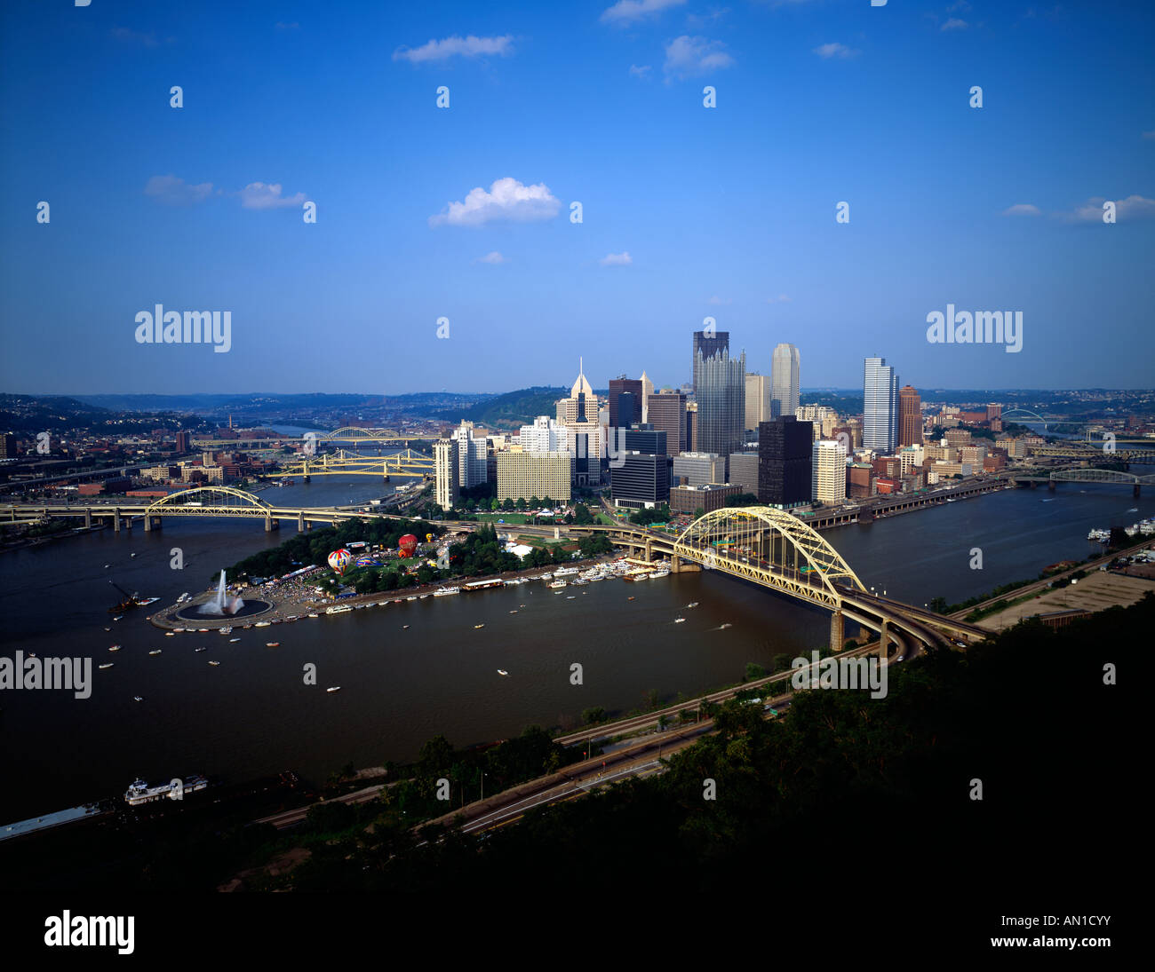 Vue sur la ville de Pittsburgh du Mt. Washington pendant la régate de Trois Rivières sur une journée claire, Pittsburgh, Pennsylvanie, USA Banque D'Images