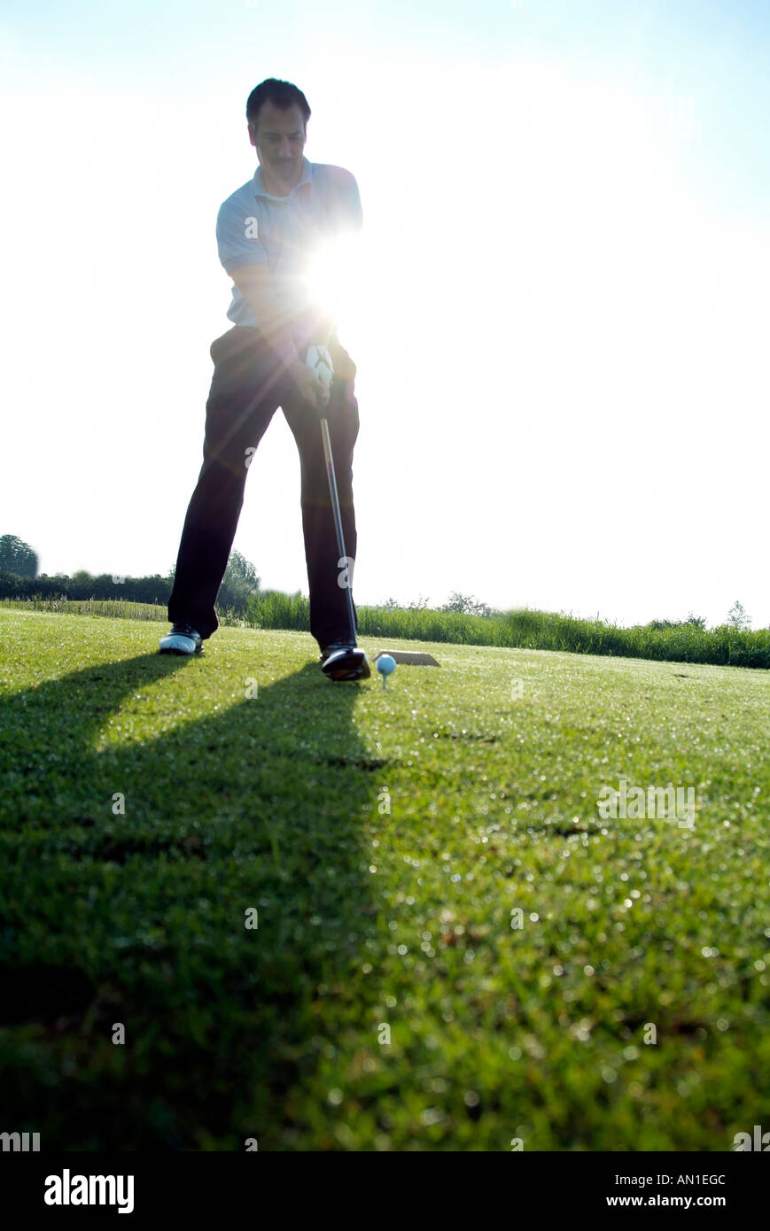 Golf Golf Golf, close-up d'un joueur de golf frapper sa balle au premier trou, le contre-jour Banque D'Images