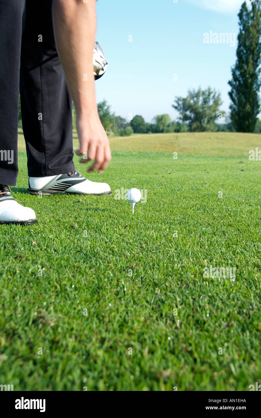 Golf Golf Golf, close-up d'une balle de golf sur un raccord en t sur le greenfee Banque D'Images