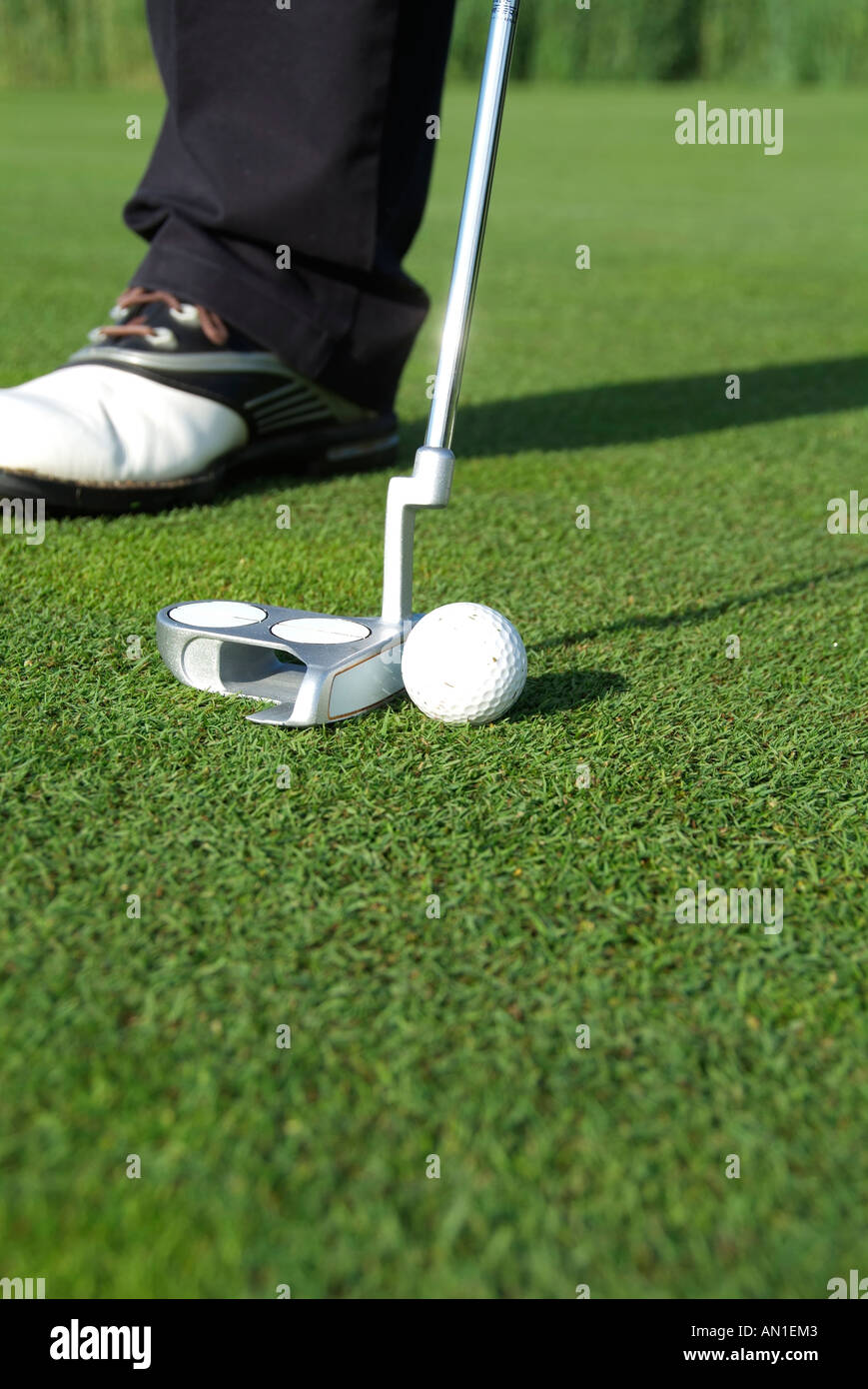 Golf Golf Golf, close-up d'un joueur de golf mise sur sa balle de golf Banque D'Images