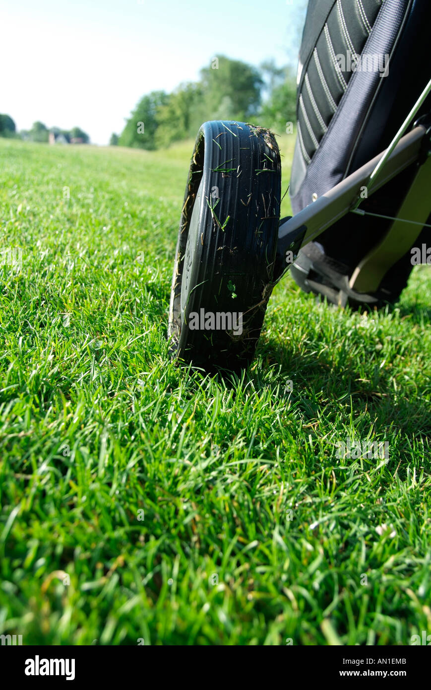 Golf Golf Golf golf, un joueur qui possède son chariot sur fairway Banque D'Images