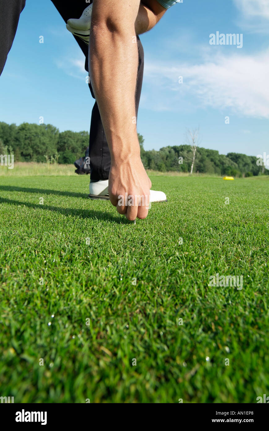 Golf Golf Golf, détail d'un tertre de golfeur sur sa balle de golf Banque D'Images