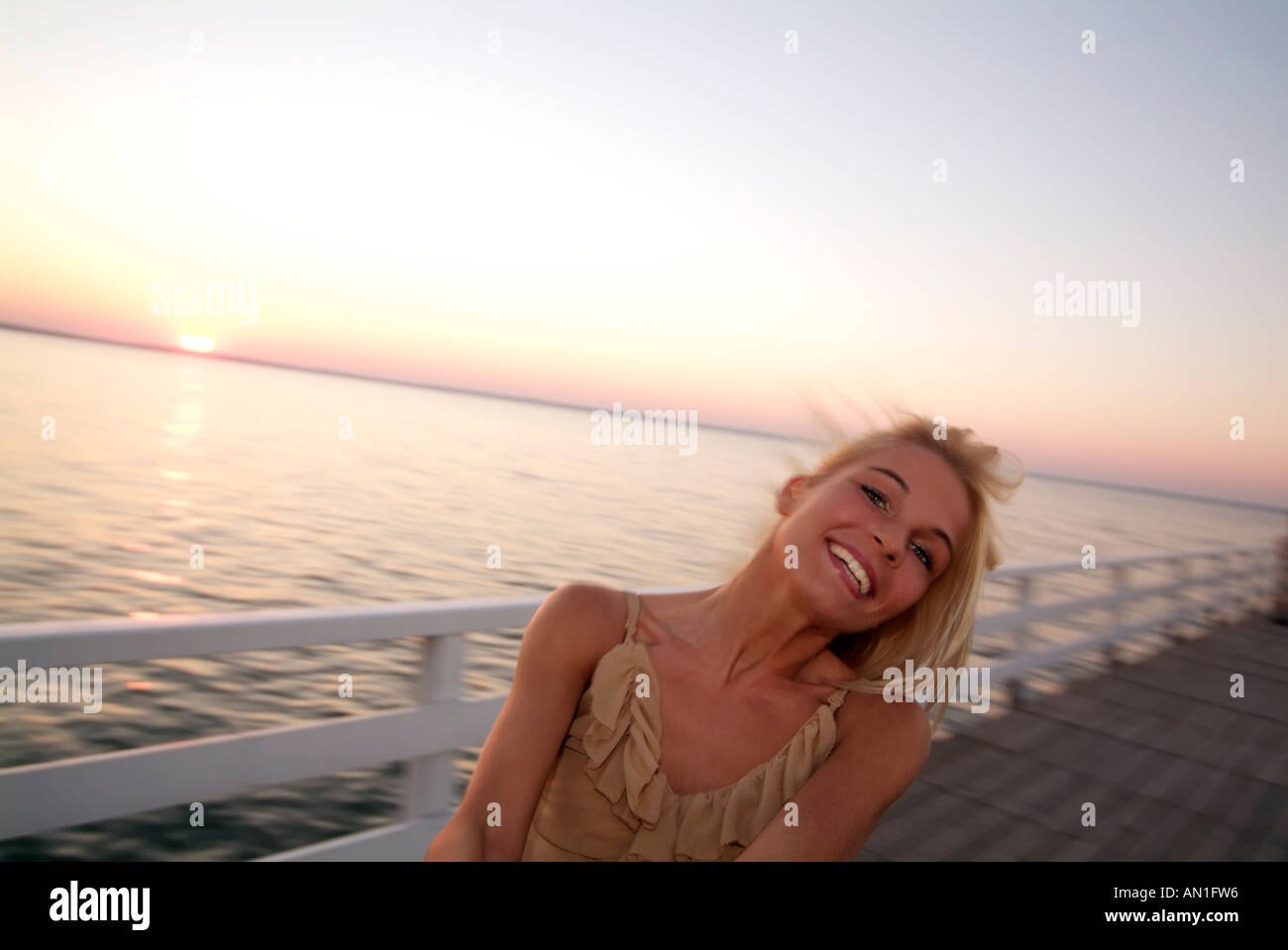 Vie jeune femme s'amusant à Plage, Coucher de soleil, contre-jour, chillout Banque D'Images