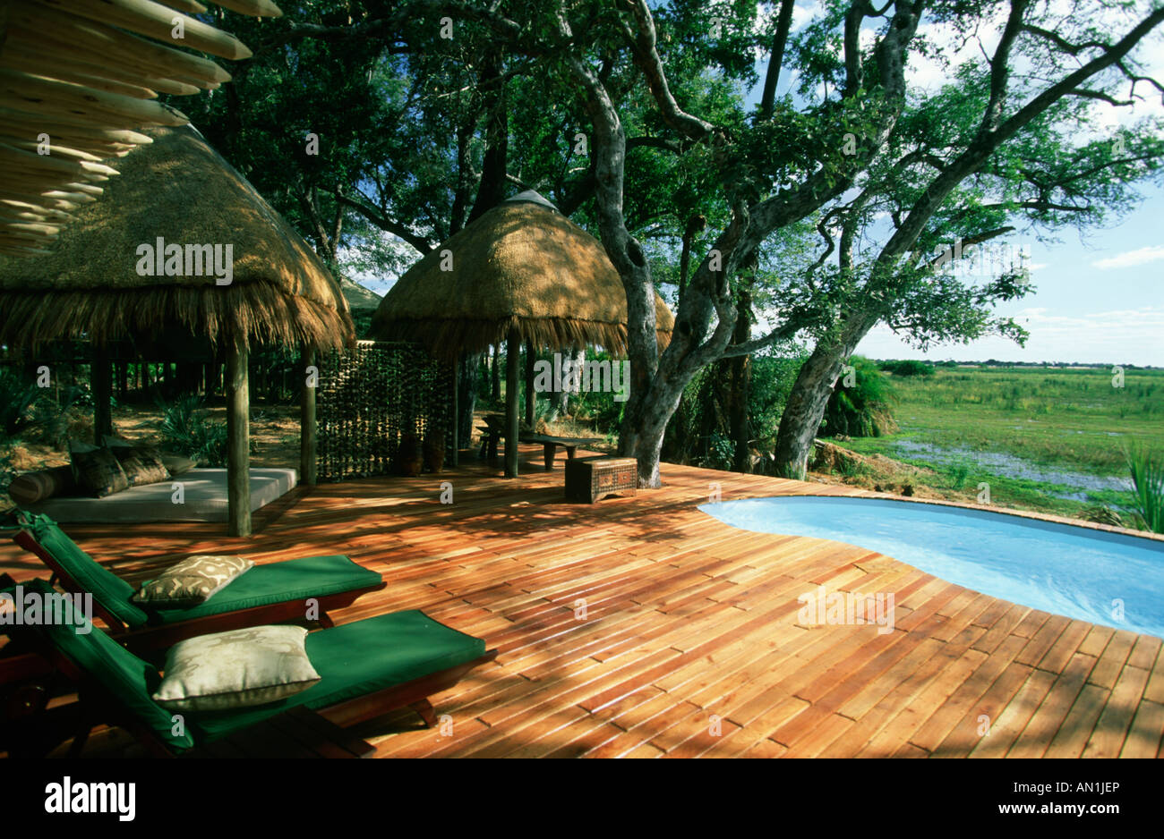 Mombo camp terrasse en bois et piscine Banque D'Images