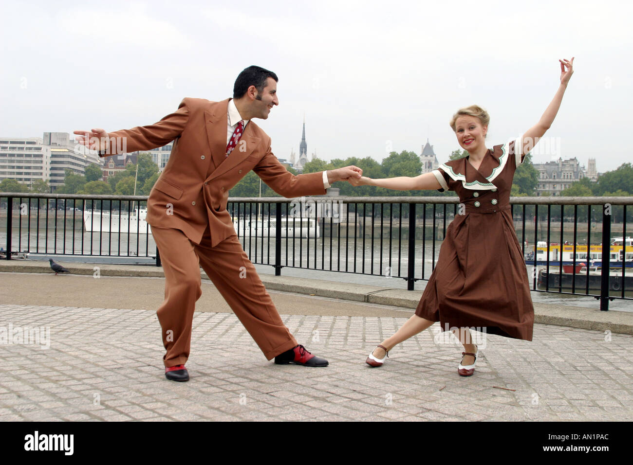 Les danseurs de Lindy Hop à l'extérieur Photo Stock - Alamy