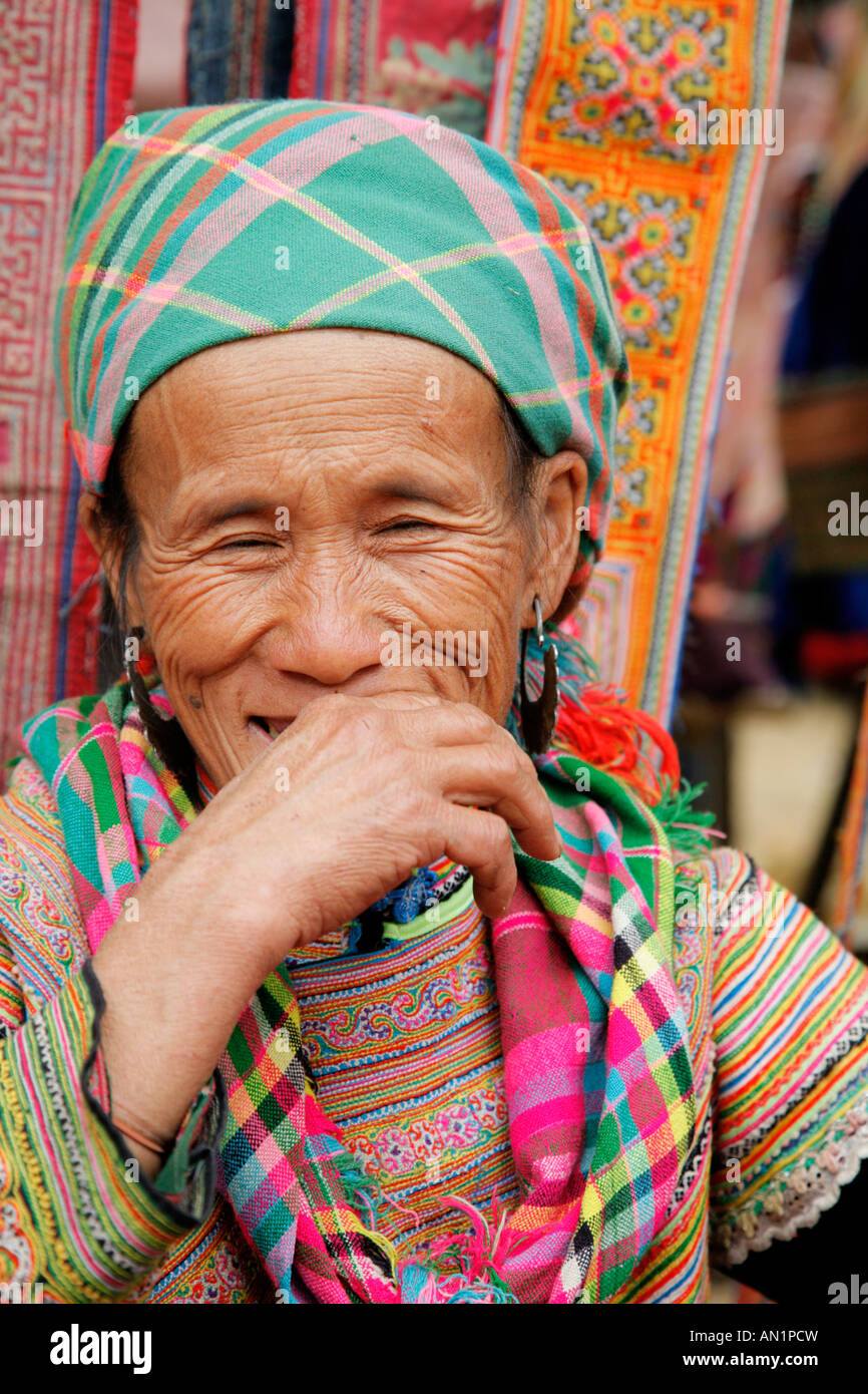 Flower Hmong au Bac Ha marché dans le nord du Vietnam Banque D'Images