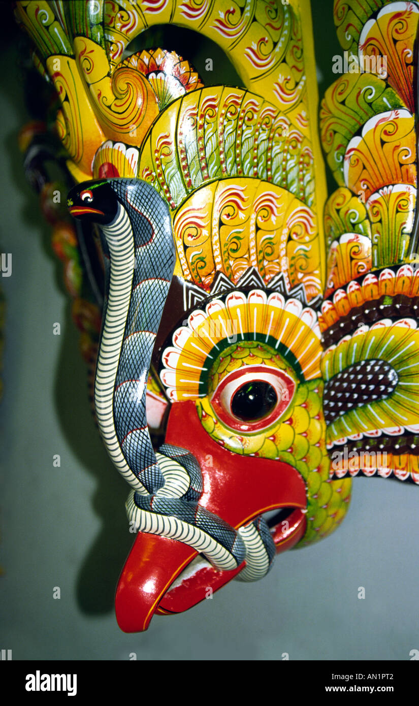 Sri Lanka l'artisanat Gurulu Aripalaya par masque oiseau Raksha Fils Ambalangoda Banque D'Images