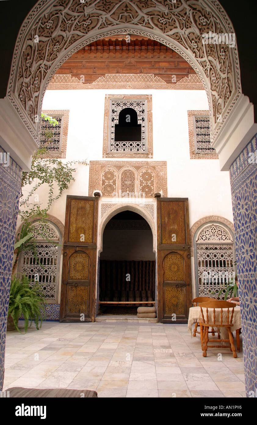 Maroc Marrakech Maison Tisikwin Cour et passage voûté Banque D'Images