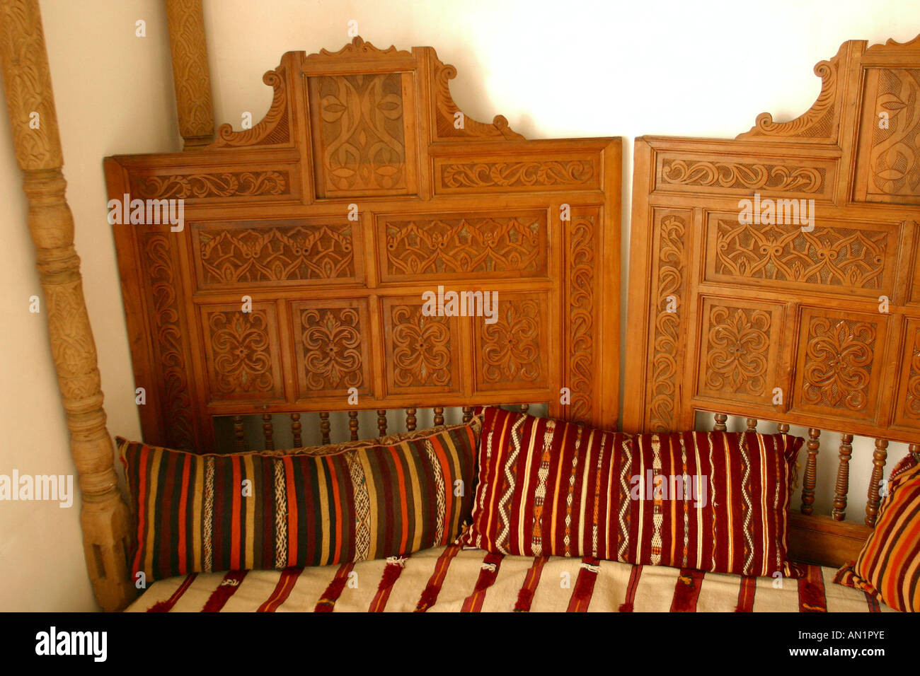 Maroc Marrakech Maison Tisikwin panneaux mobilier sculpté Banque D'Images