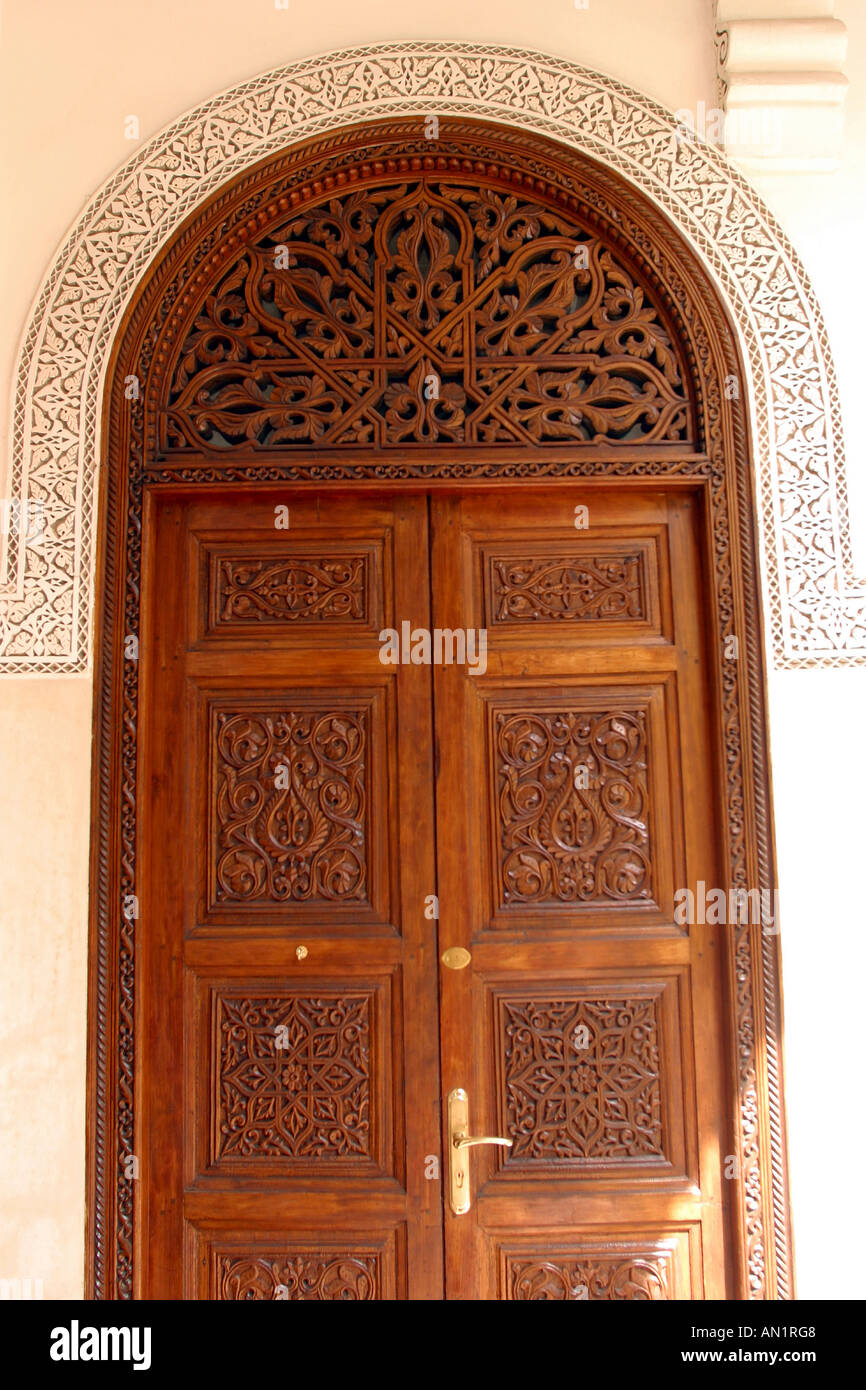 Maroc Marrakech La Villa des Orangers porte en bois sculpté Banque D'Images