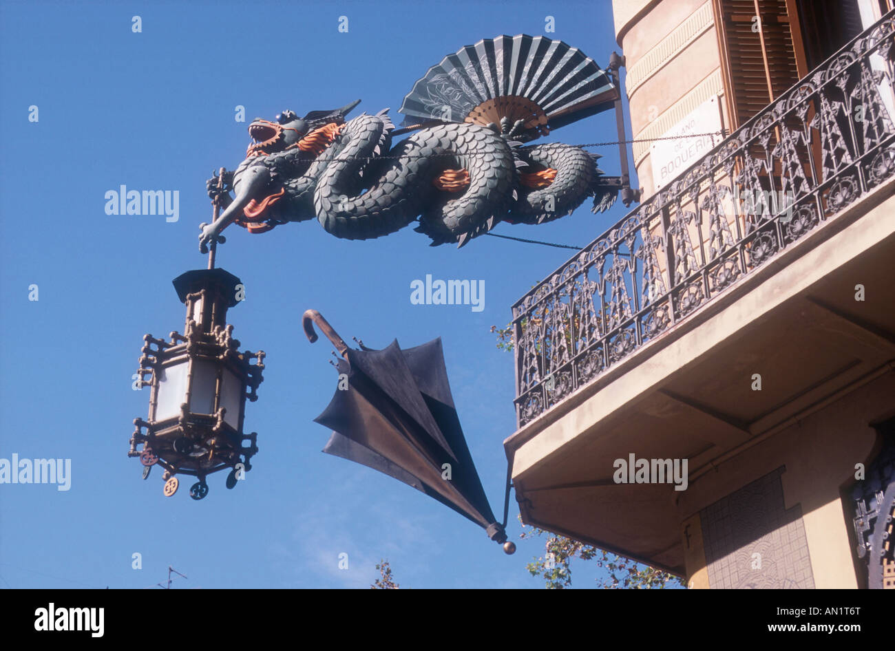 Dragon et statues parapluie de projection mur dans Las Ramblas, Barcelone. Banque D'Images