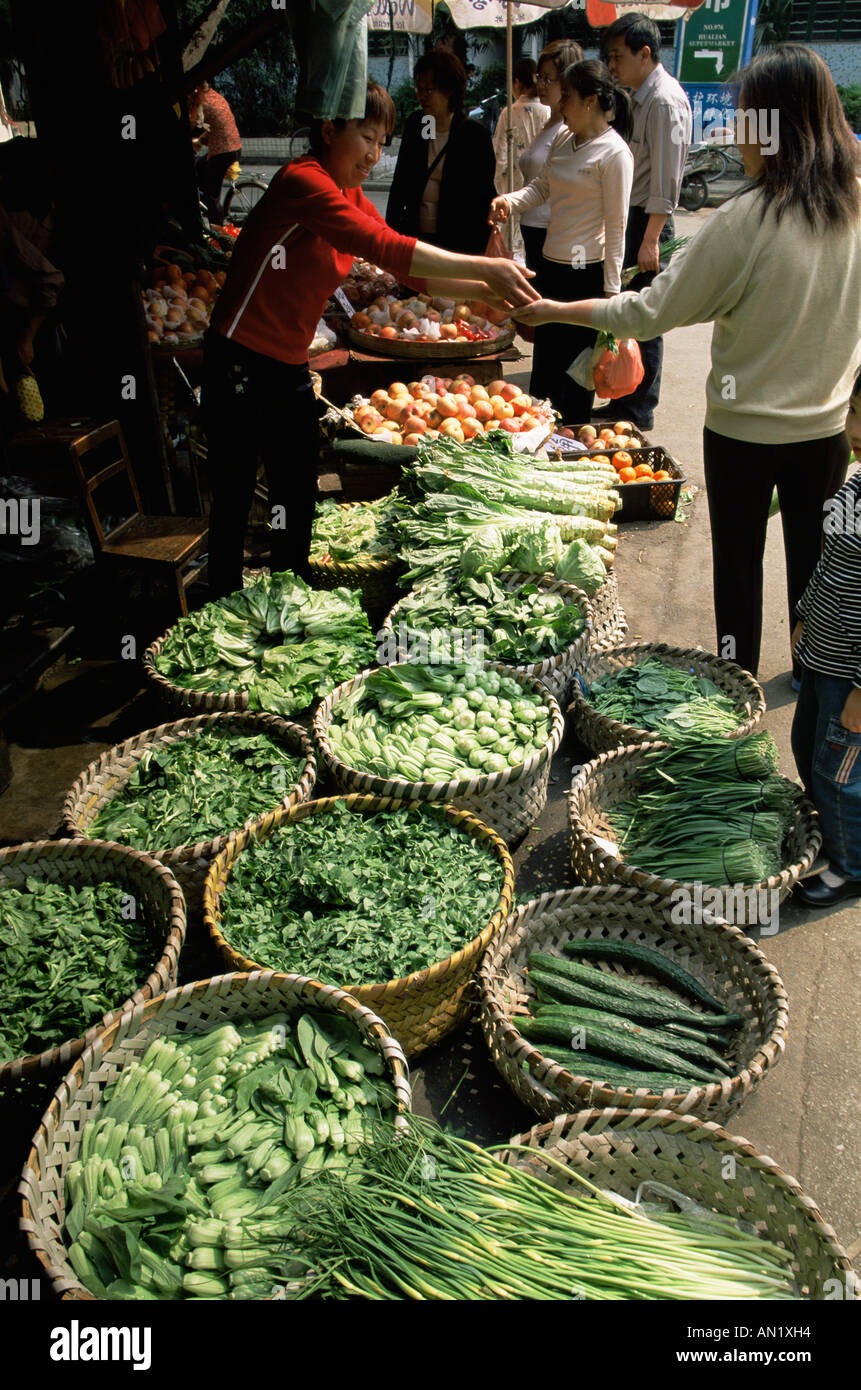 La Chine, Shanghai, Xiangyang Street Market, les consommateurs d'acheter des légumes chinois Banque D'Images