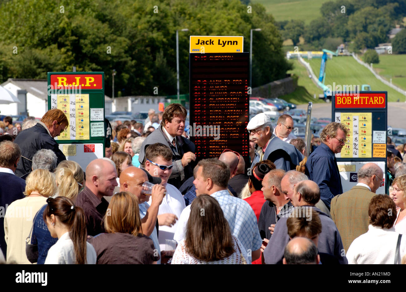 Prendre des paris bookmakers dans l'anneau de pari à l'Hippodrome de Chepstow Monmouthshire South Wales UK Banque D'Images