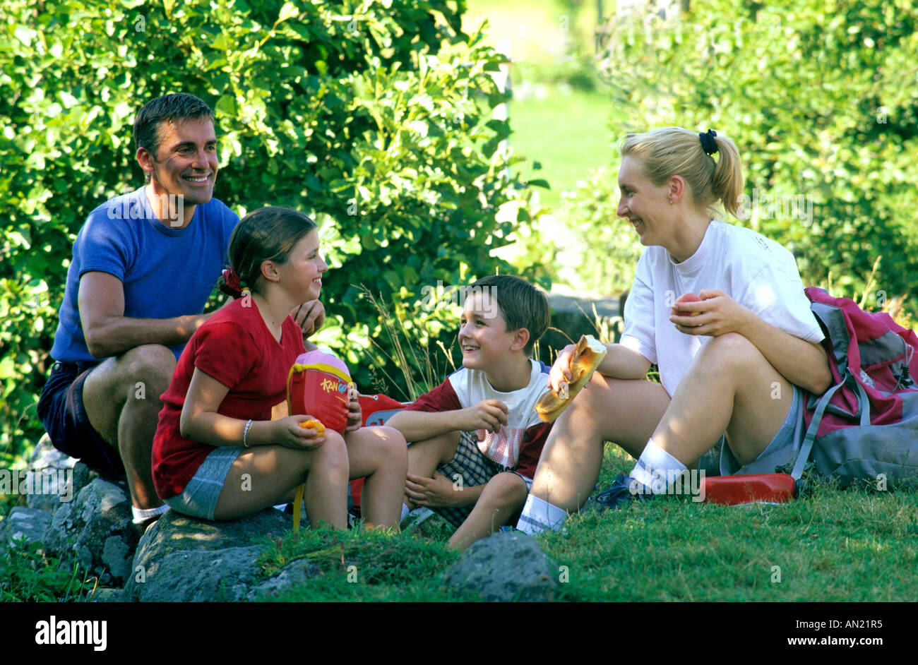 Famille ayant un déjeuner pique-nique sur une promenade dans la campagne Banque D'Images