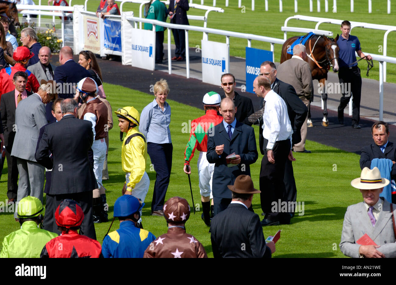 L'anneau avec défilé et formateurs de propriétaires jockeys Hippodrome de Chepstow Monmouthshire South Wales UK Banque D'Images