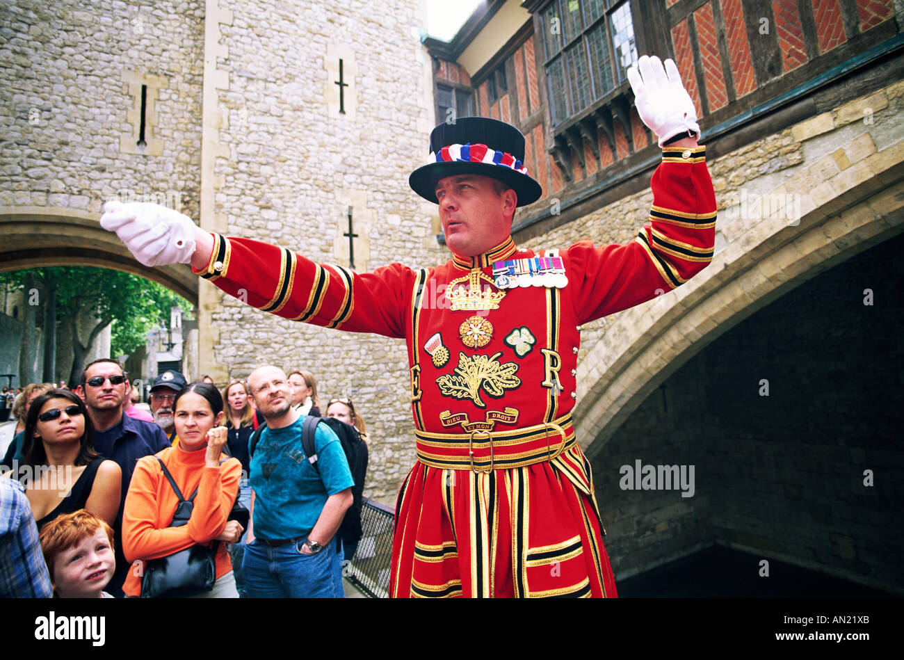 L'Angleterre, Londres, Tour de Londres, Beefeater à donner robe Visite guidée pour les touristes Banque D'Images