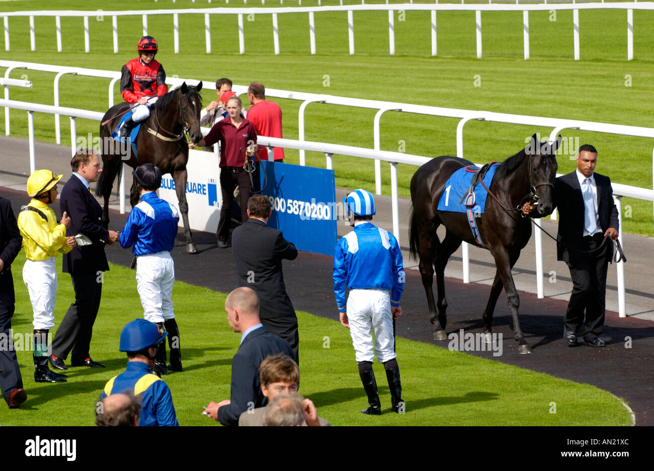 L'anneau avec défilé et formateurs de propriétaires jockeys Hippodrome de Chepstow Monmouthshire South Wales UK Banque D'Images