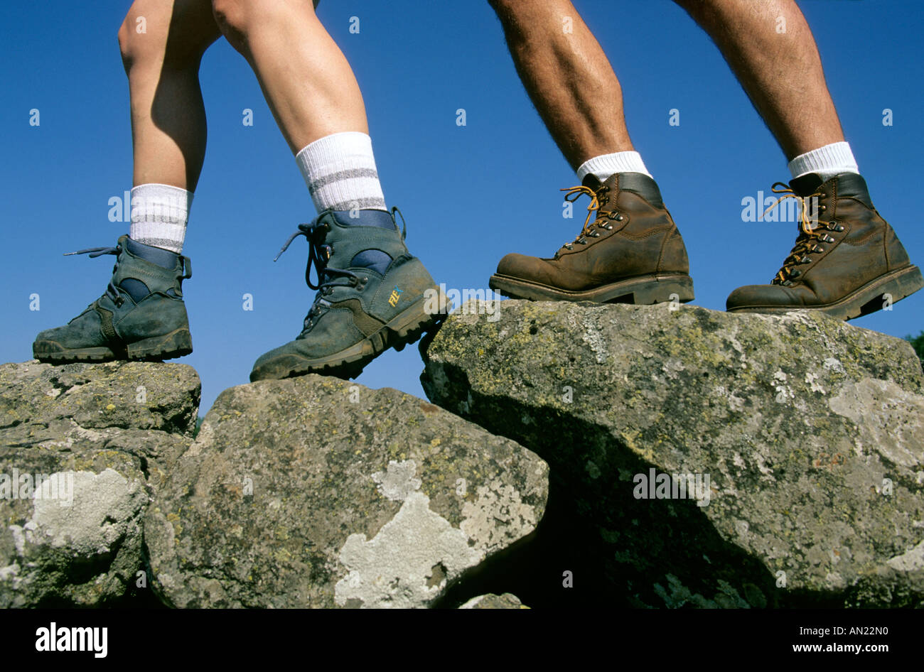 Les marcheurs - jambes et chaussures de randonnée Banque D'Images