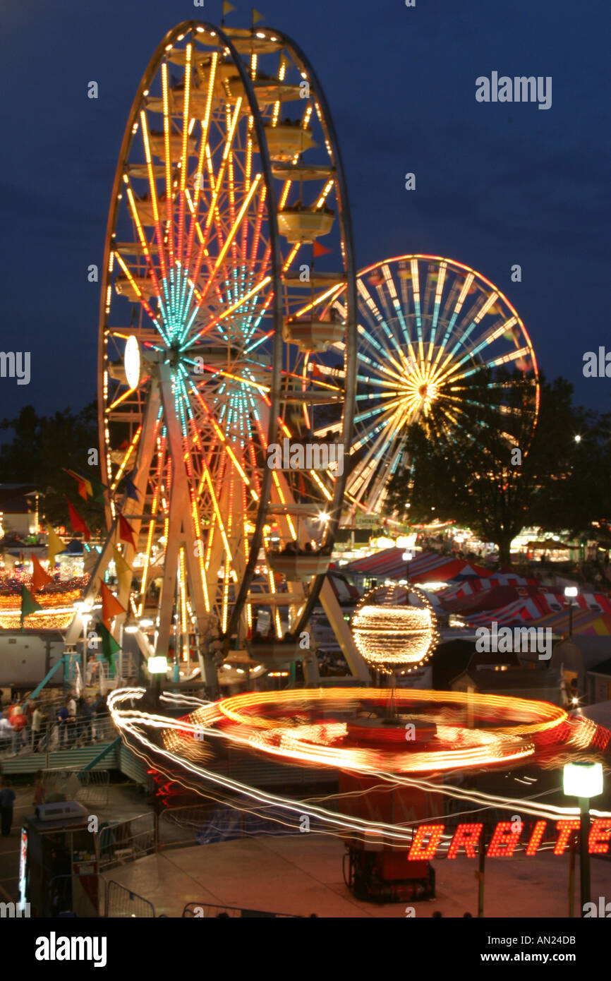 Raleigh Caroline du Nord, foire de l'État de Caroline du Nord, Ferris Wheels, tours de carnaval au crépuscule, soirée, vie nocturne nocturne après la nuit, obscurité, obscurité, coucher de soleil, Banque D'Images