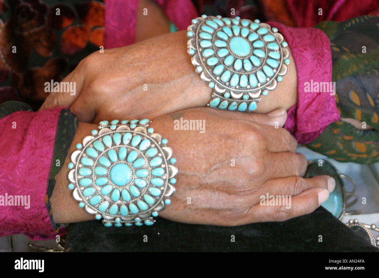 Bijoux amérindiens Banque de photographies et d'images à haute résolution -  Alamy