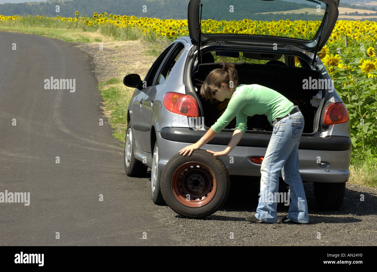 Femme changer son pneu à plat Banque D'Images