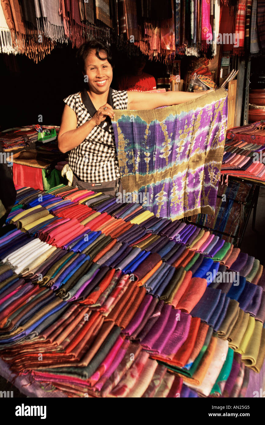 Thaïlande, Bangkok, Chatuchak Weekend Market, fournisseur de soie Banque D'Images