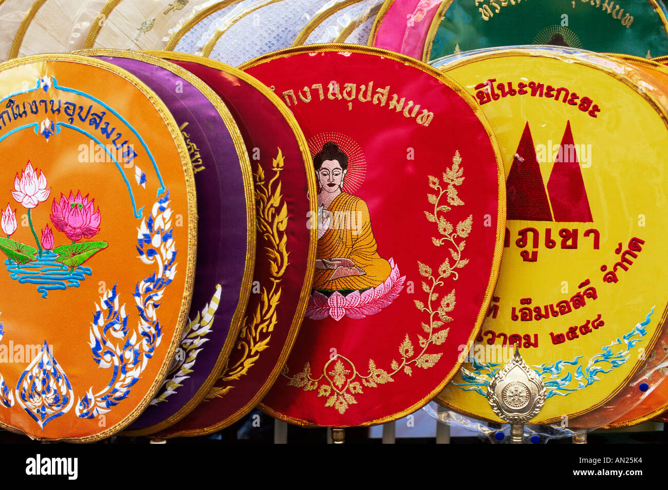 La Thaïlande, Détail de l'imagerie bouddhique sur Monk's Fans Banque D'Images