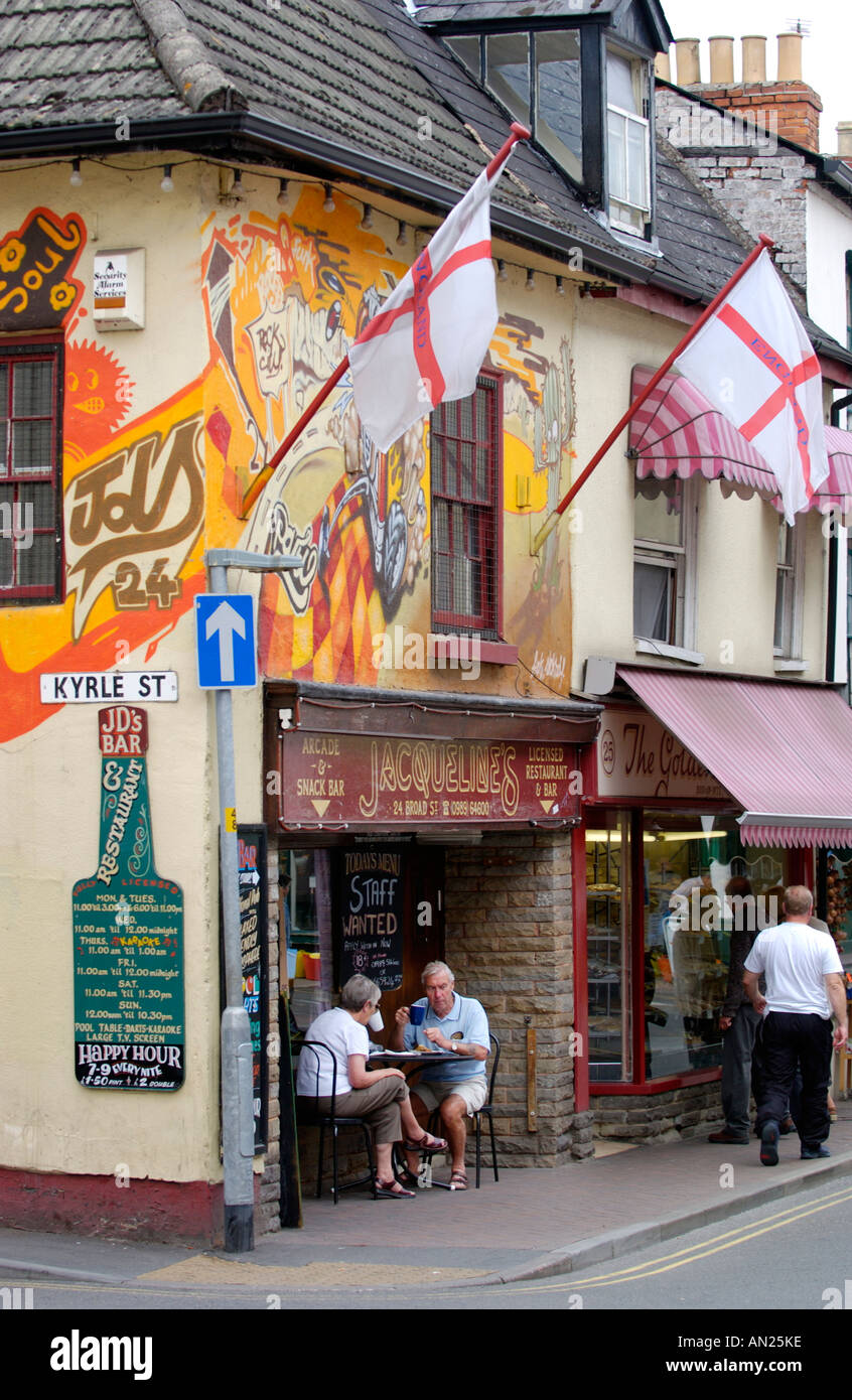 Jacquellines restaurant café avec des drapeaux français à l'extérieur en Ross on Wye Herefordshire Angleterre UK Banque D'Images
