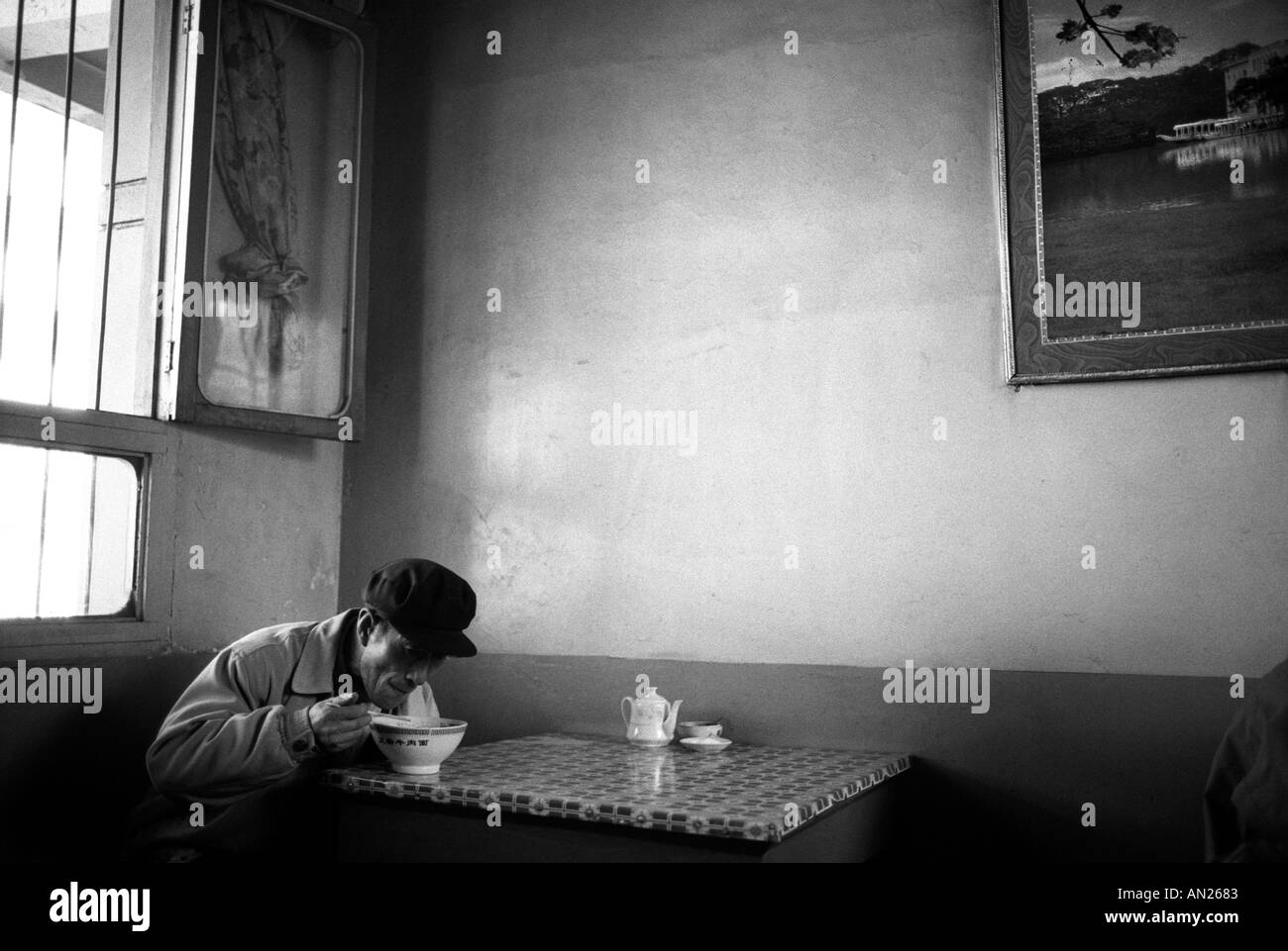 L'homme Chinois Han de manger la soupe dans un café dans la province de Gansu, République populaire de Chine Banque D'Images