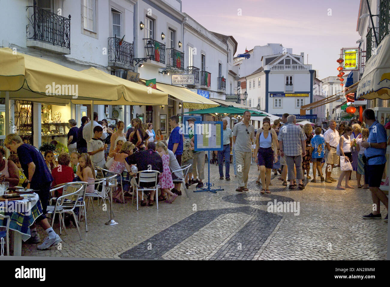 Restaurants de rue dans la vieille ville de Lagos, Algarve, Portugal Banque D'Images