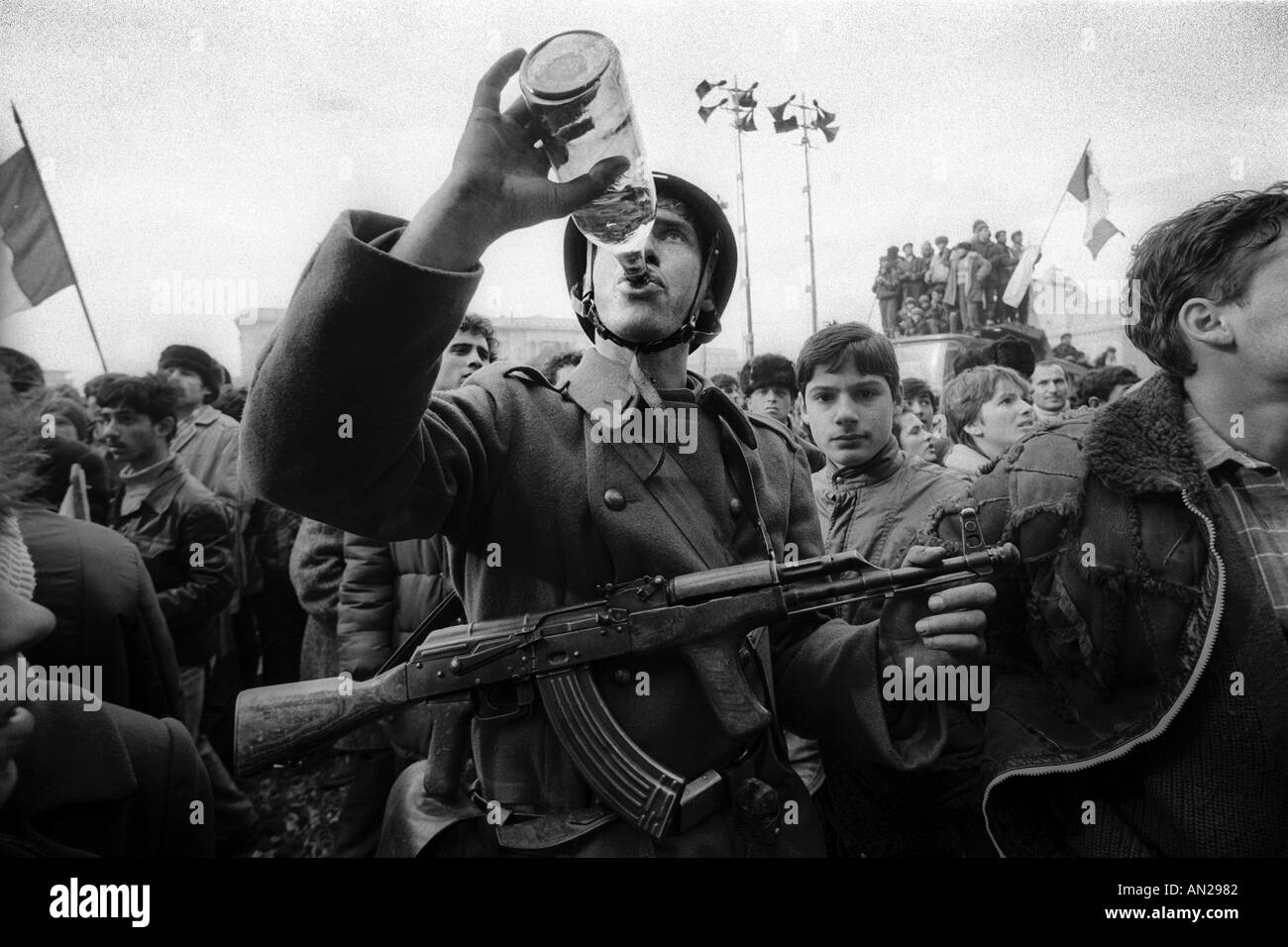 24 12 1989 Bucarest Roumanie La révolution roumaine avec l'armée et cilvilians renverser le gouvernement de Caecescu Banque D'Images