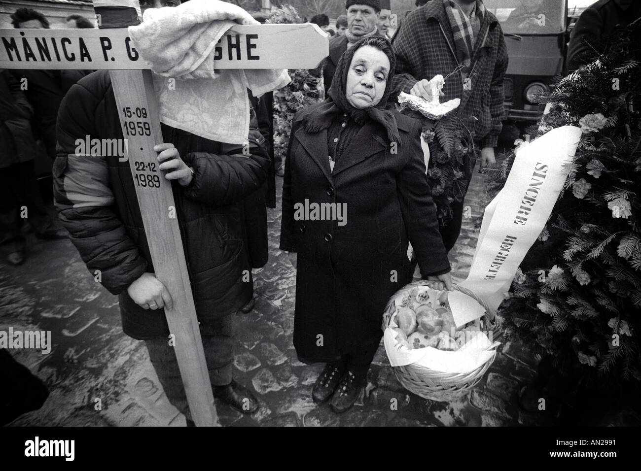 24 12 1989 Bucarest Roumanie La révolution roumaine avec l'armée et cilvilians renverser le gouvernement de Caecescu Banque D'Images