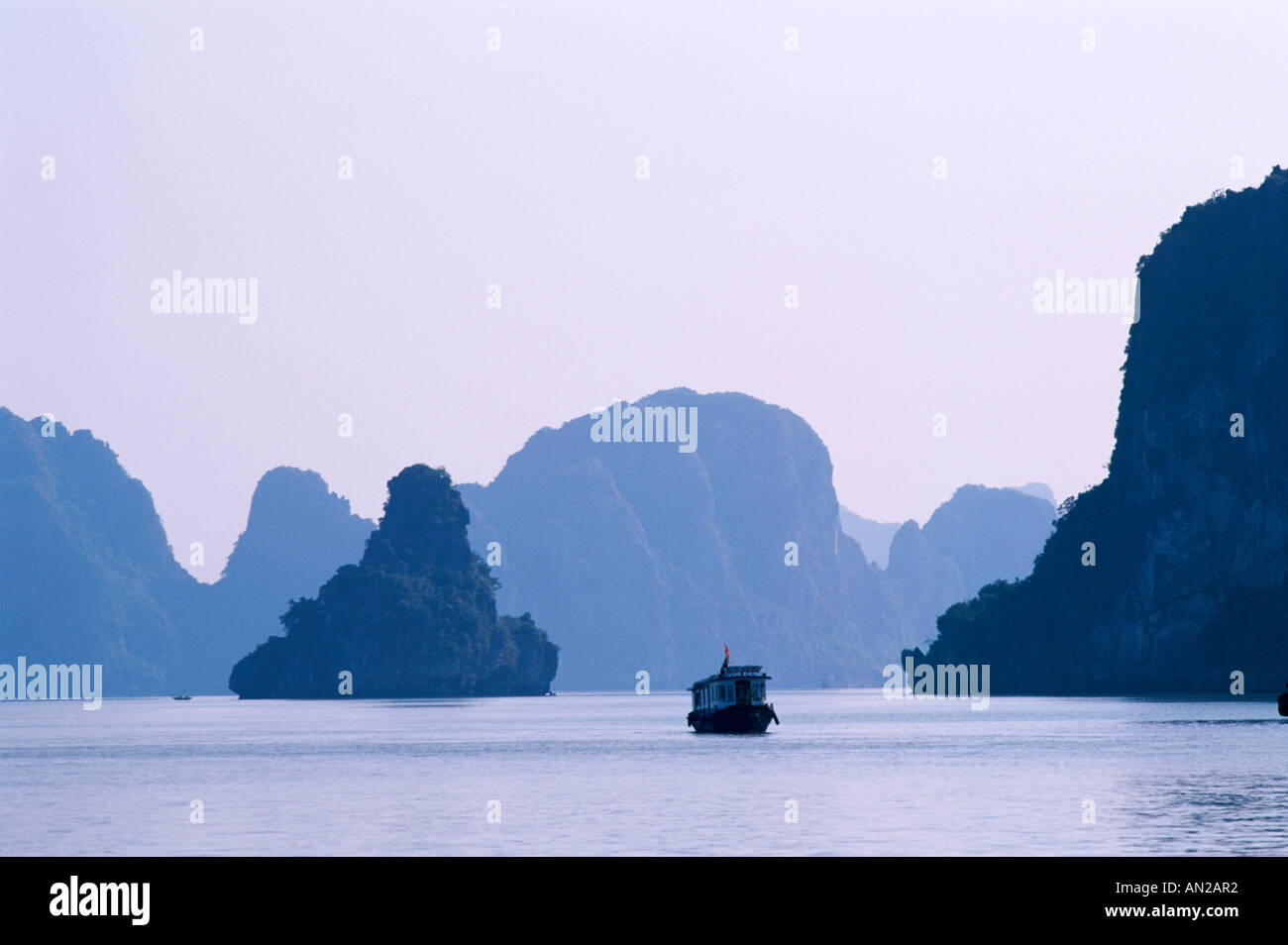 La baie d'Halong / roches calcaire karstique, Vietnam Banque D'Images