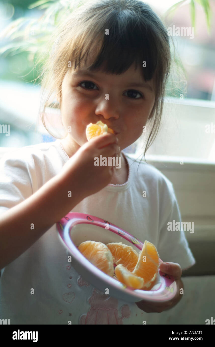 L'alimentation de l'enfant orange Banque D'Images